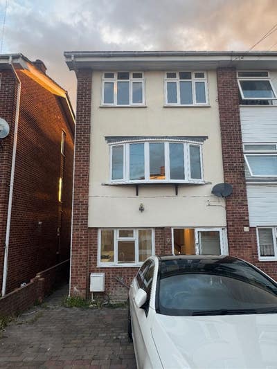 Beautiful Five-Bedroom House in Elm Park Main Photo