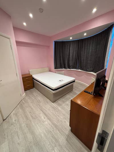 Large room with ensuite, cleaning included Main Photo
