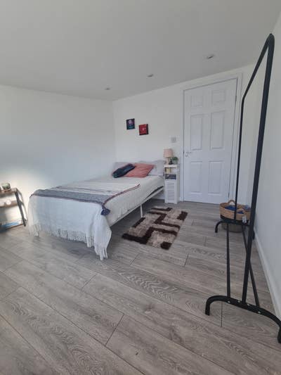 Private ensuite double room with separate entrance Main Photo