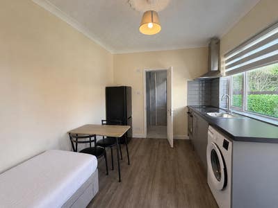 Studio Apartment with Outside Space - Wyndale Aven Main Photo