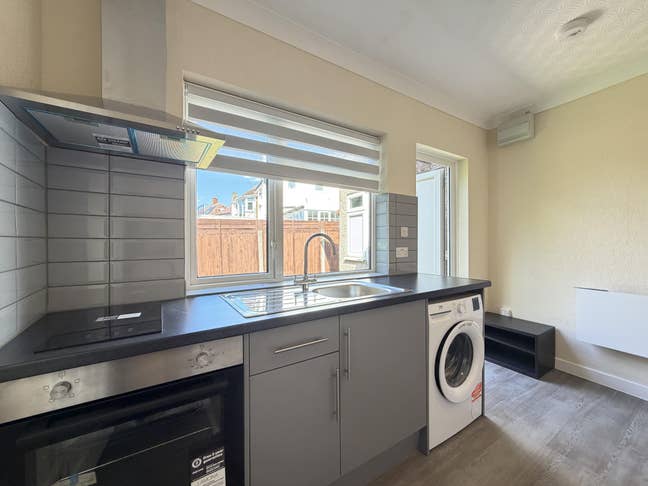 Studio Apartment with Outside Space - Wyndale Aven Main Photo