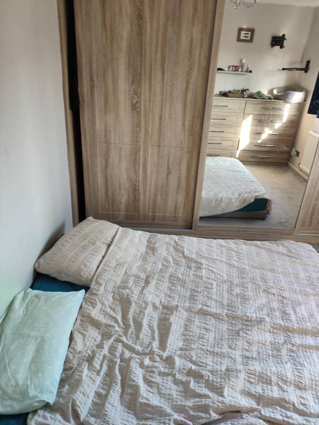 Room in 2 bed flat with professional woman  Main Photo