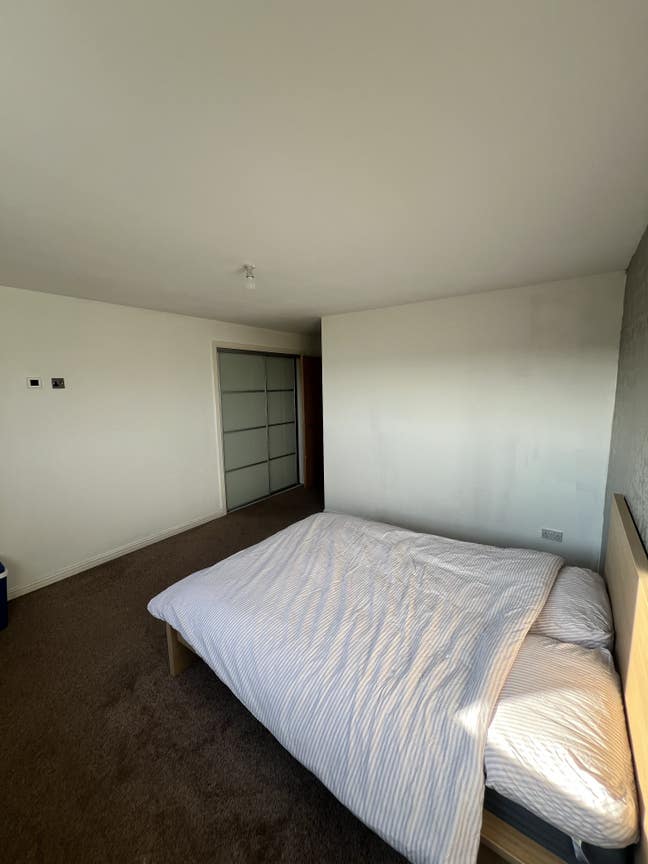 Large En-Suite Double Room near Airport & Hospital Main Photo