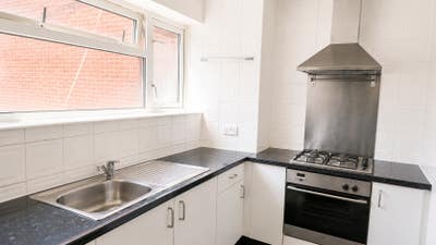 3 Rooms in a 3-Bed Flat | Stockwell Main Photo