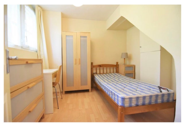 Single Room Available in Shared House Main Photo