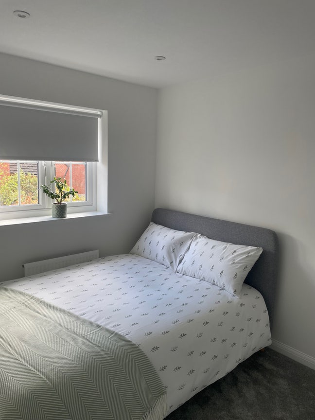 Double bedroom to rent in Longford Main Photo