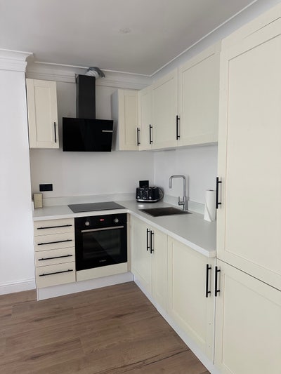 Available Now: Two Rooms in Gorgeous Flat  Main Photo