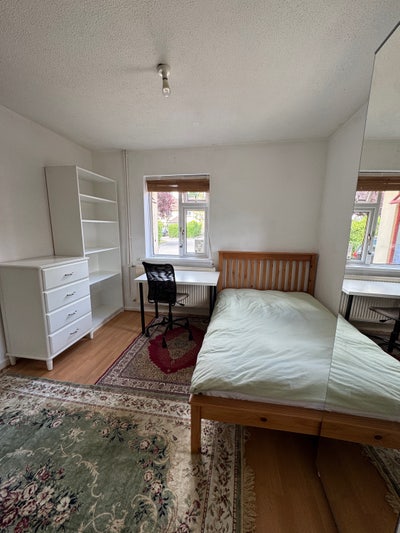 A spacious double room to let Main Photo