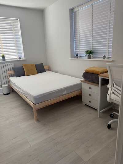 Lovely double room (Close to Town Centre) Main Photo