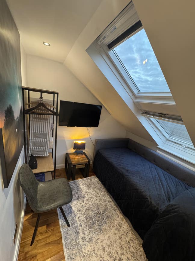 A lovely, fully furnished room is available Main Photo