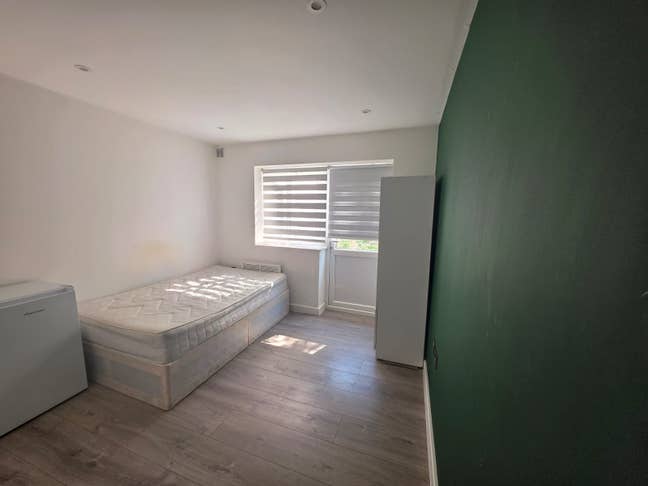 Spacious En Suite Rooms Available Main Photo