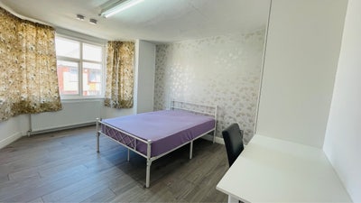 Large en-suites close to Slough station Main Photo