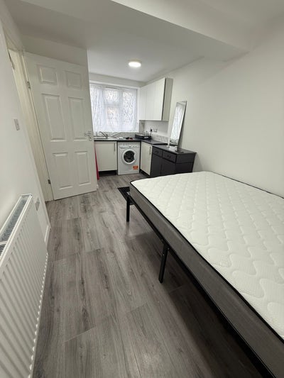 Brand New Studio Room for Rent – Near Elizabeth Li Main Photo