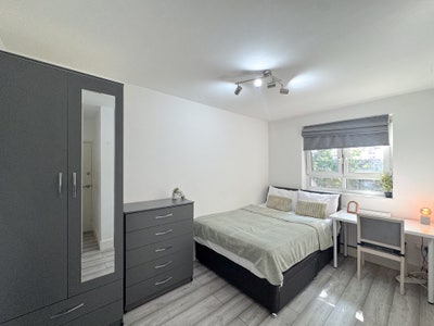 Newly Refurbished Double Room in Kensington Main Photo