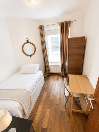 Single Room in Baker Street Main Photo