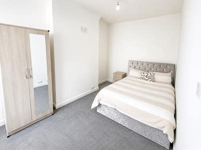 Spacious room at Birkenhead Central Main Photo