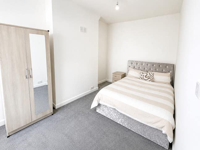 Spacious room at Birkenhead Central Main Photo