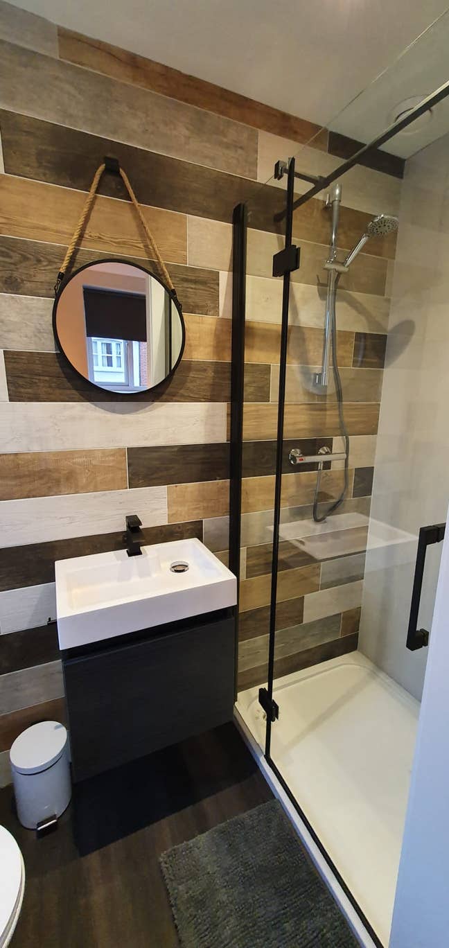 Modern Ensuite - Quiet Location, GU2 9Pu   Main Photo