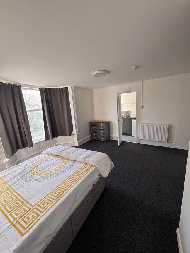 Self contained studio in Bilston(separate kitchen) Main Photo