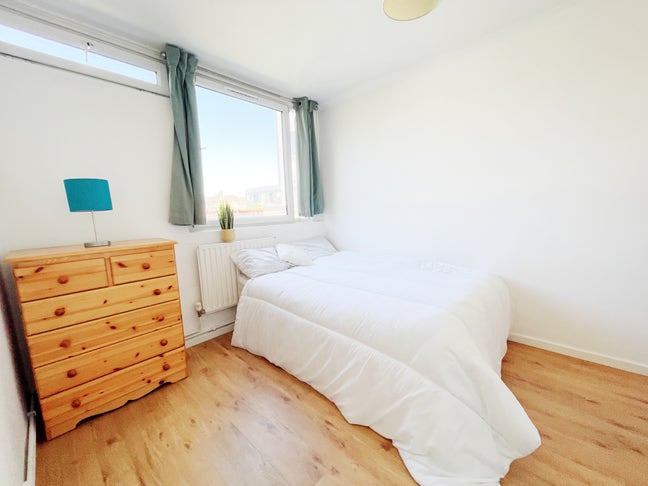 Bright Property next to the Dock│Tower Bridge Main Photo