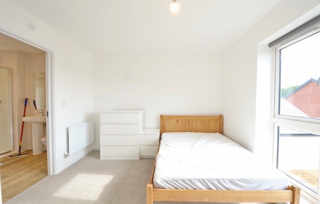 En-suite Room Available in 5 Bed Student House  Main Photo