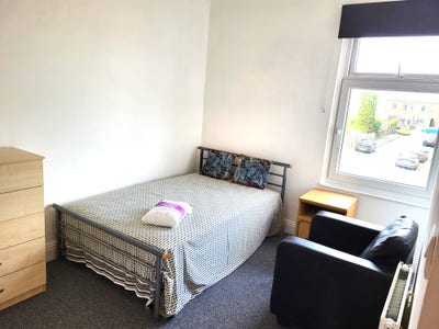 Room in professional house share. Main Photo