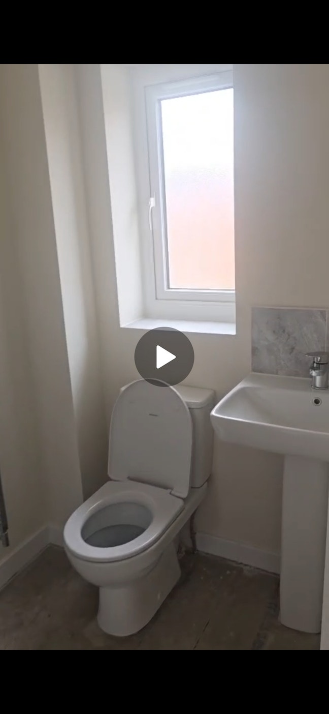 Spacious Ensuite to Let Main Photo