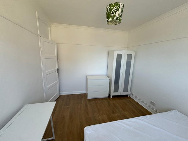 Bright double room, friendly flat Shepherd's Bush Main Photo