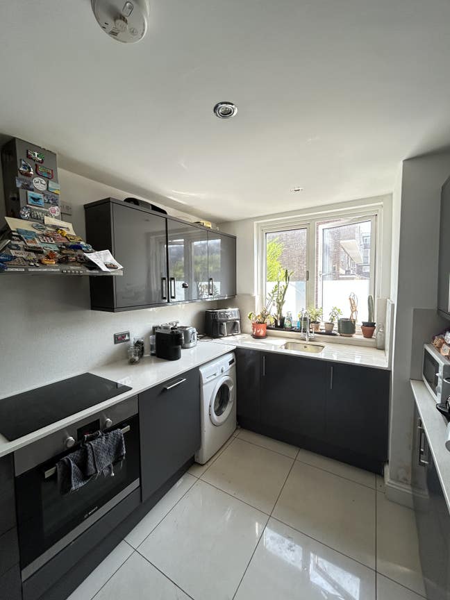 2 beds available in Hoxton flat Main Photo