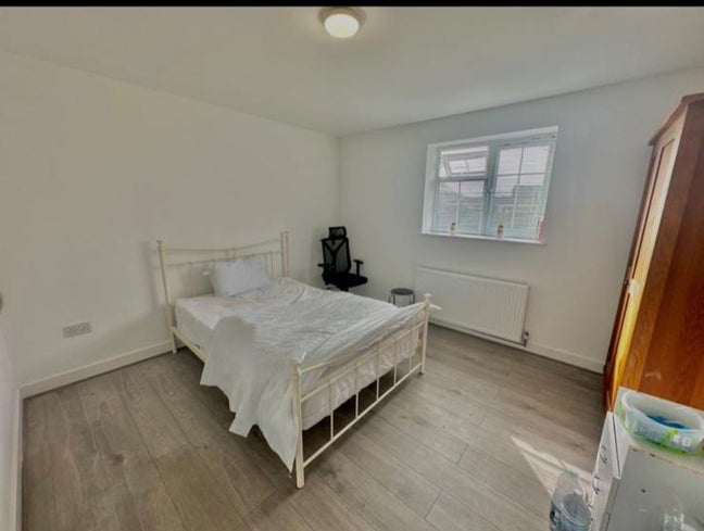 Large double room for single professional  Main Photo