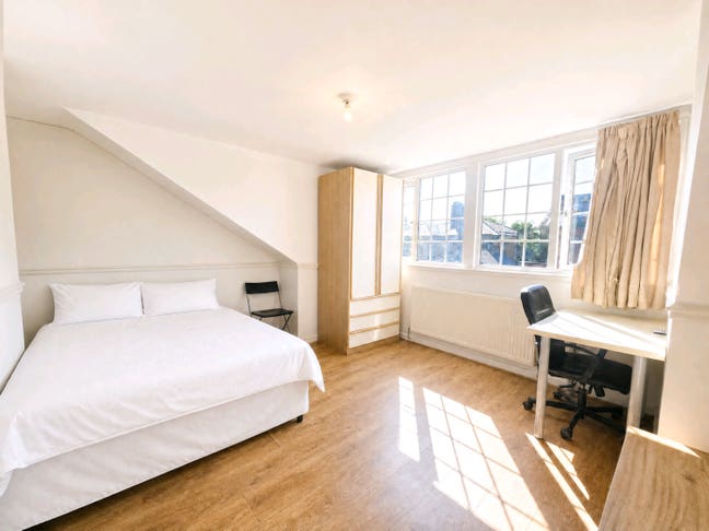 Bills Included Room Near City Centre Available Now Main Photo