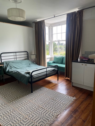 Very large room with en-suite and kitchenette  Main Photo