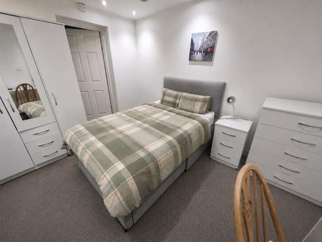Ensuite Prof Room in Beeston - 73 City Road Main Photo