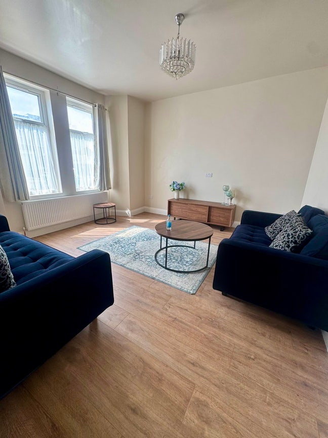 Bright spacious 4 bedroom plus living room Main Photo