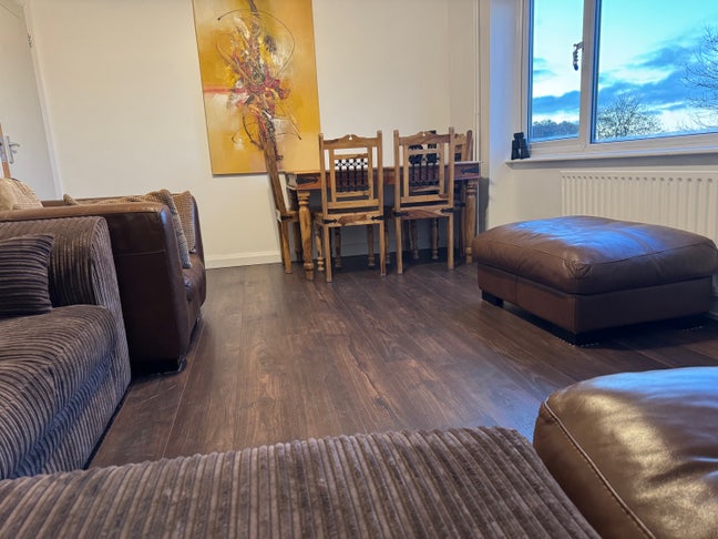 Spacious Double room in a 3 bedroom house  Main Photo