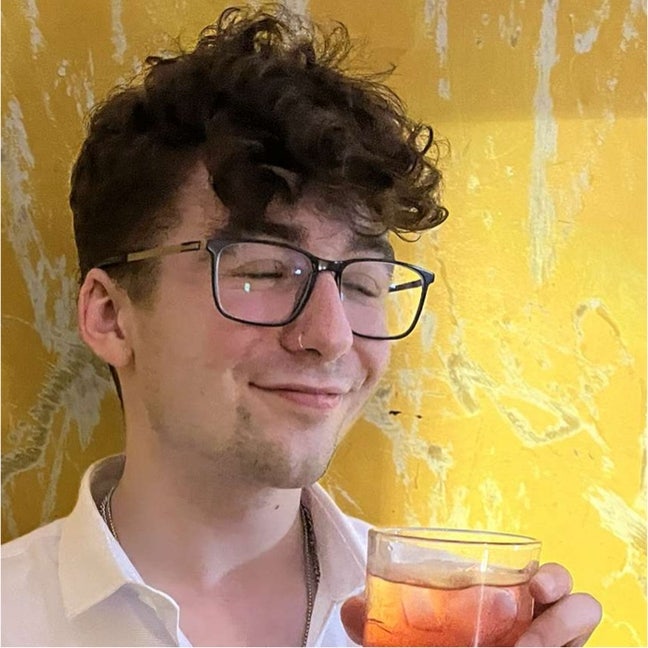 Looking for a room/ someone to get a flat with Main Photo