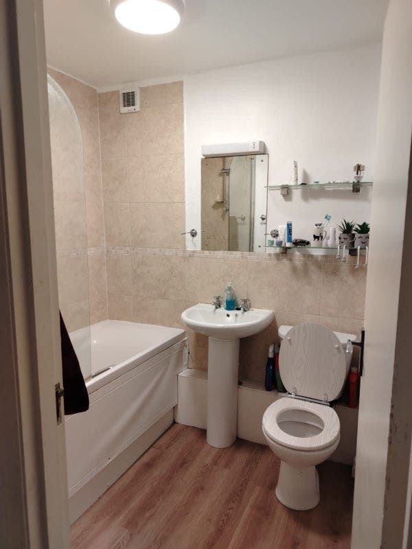 Lovely single room, all bills included,next to bus Main Photo