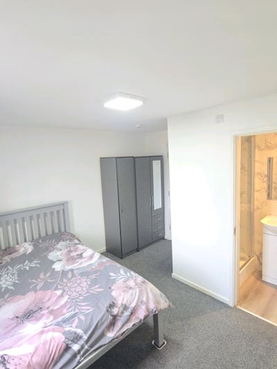 Room available in a newly renovated property Main Photo