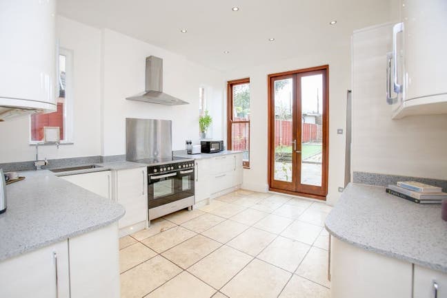 Lovely double Room Acton Main Photo
