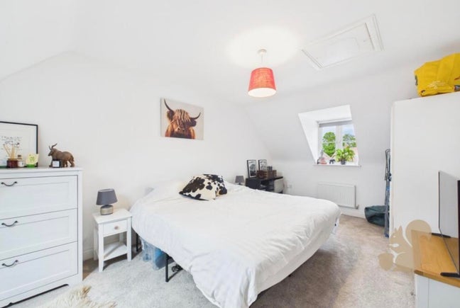 Spacious double room with private bathroom  Main Photo