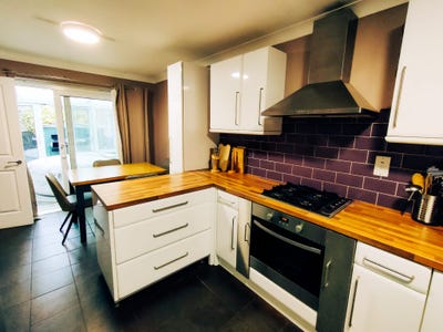 Spacious Double Rooms Available in a Modern Shared Main Photo