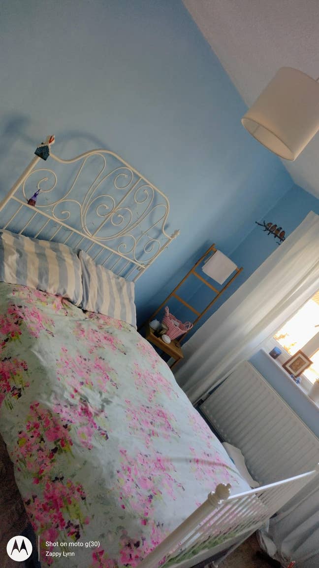 Proff Female for my fresh bright double bedroom Main Photo
