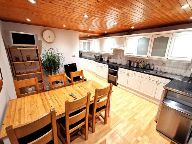 Double Room in Large House Garden & Bills Included Main Photo
