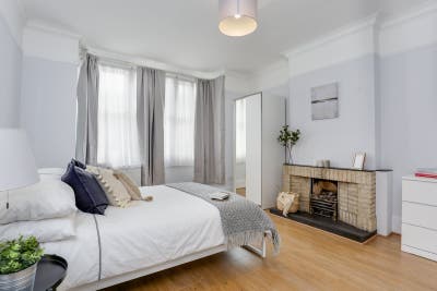 3 double rooms available in a 5 bed house  Main Photo