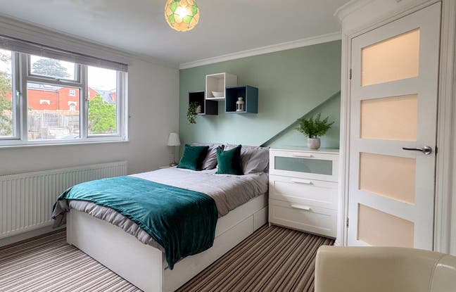 En-suite Room - Walking Distance to Reading Town Main Photo