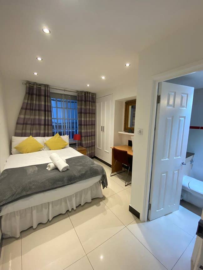 Ensuite Double Room next to Baker Street  Main Photo