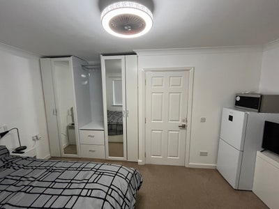 Air Conditioned Property 2 Double Rooms To Rent! Main Photo