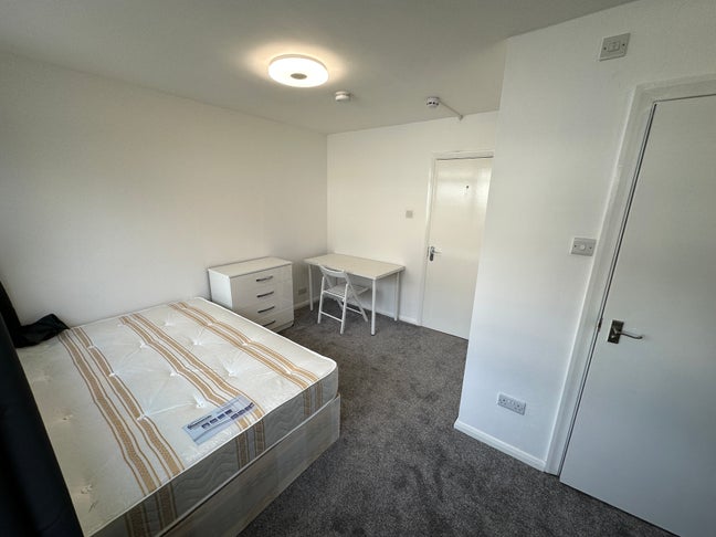 Large Double EnSuite in *South Harrow* Main Photo