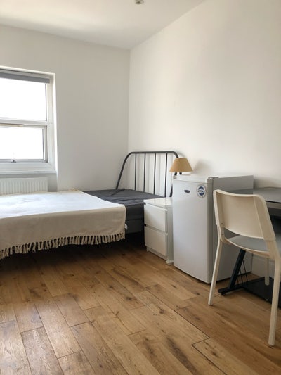 *Double Room in Kilburn High Road  Main Photo