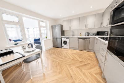 🔥 Stunning 4-Bed Flat Deptford (SE8) 🔥 Main Photo